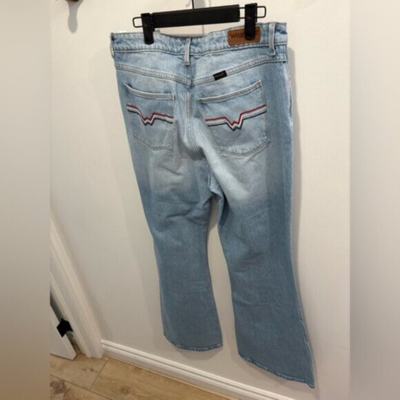 WRANGLER- HIGH RISE FIERCE FLARE JEANS - Woman’s 32/34 - Picture 4 of 10